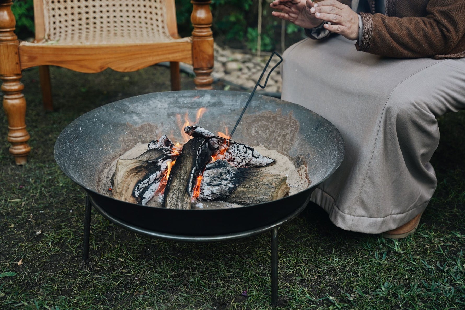 CAST IRON FIRE BOWL WITH RUSTY STEEL BASE - دوة الفحم